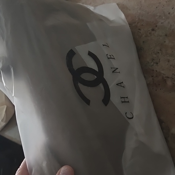 NEW Chanel beauty Precision  Crossbody Bag with Adjustable Strap - Picture 2 of 15